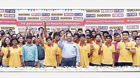 ஐஐடி ஜேஇஇ அட்வான்ஸ்டு தேர்வு - வெற்றியாளர்களை கொண்டாடிய ஃபிட்ஜி