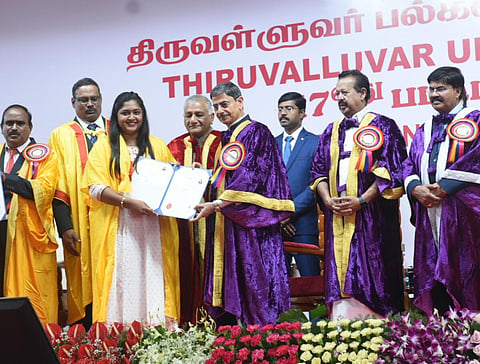 திருவள்ளுவர் பல்கலைக்கழகத்தில் நேற்று நடந்த 17-வது பட்டமளிப்பு விழாவில் மாணவி ஒருவருக்கு பட்டம் வழங்கிய ஆளுநர் ஆர்.என்.ரவி. அருகில்,‌‌ மத்திய இணை அமைச்சர் வி.கே.சிங், உயர்கல்வித்துறை அமைச்சர் பொன்முடி, பல்கலைக்கழக துணைவேந்தர் ஆறுமுகம் உள்ளிட்டோர். படம்: வி.எம்.மணிநாதன்