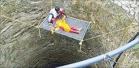 புனல்காடு கிராமத்தில் குப்பை கிடங்கு அமைக்க எதிர்ப்பு தெரிவித்து கிணற்றில் குதித்த பெண்ணை கிராம மக்கள் உயிருடன் மீட்டனர்.