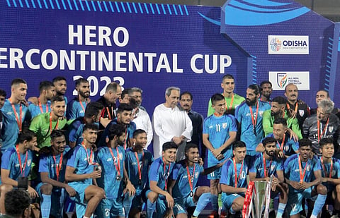 இந்திய அணி வீரர்களுடன் ஒடிசா மாநில முதல்வர் நவீன் பட்நாயக்