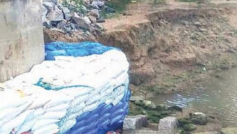 விழுப்புரம் அருகே பிடாகம் கிராமம் அருகே தென்பெண்ணையாற்றில் உள்ள பாலத்தில் மண் அரிப்பு ஏற்பட்டு, மணல் மூட்டைகள் அடுக்கி வைக்கப்பட்டுள்ளது.