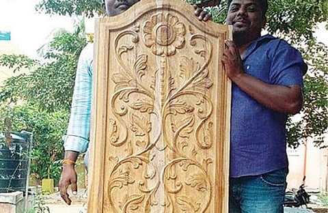 கைகளால் செதுக்கப்பட்ட மரக்கதவு.