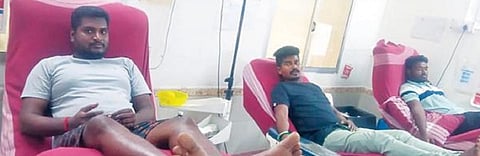 கடலூர் அரசு மருத்துவமனையில் ரத்த தானம் செய்த தன்னார்வலர்கள்.