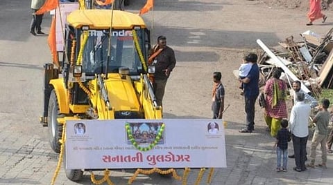 குஜராத் மாநிலம் ராஜ்கோட் நகரில் ஜெகநாதர் ரத யாத்திரையை வழிநடத்திச்  சென்ற  ‘சனாதனி புல்டோசர்’