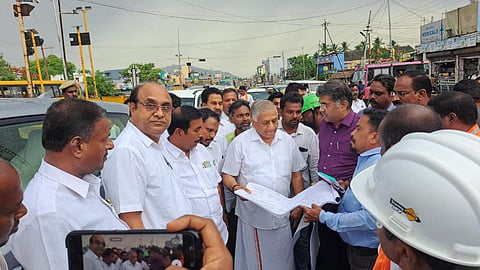 ஆம்பூரில் நடந்து வரும் சாலை விரிவாக்கப்பணிகளை மத்திய இணையமைச்சர் வி.கே.சிங் இன்று நேரில் ஆய்வு செய்தார்.