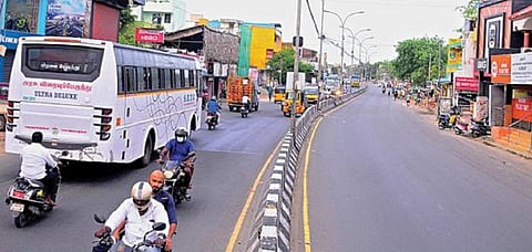 இருவழிச் சாலையின் ஒரு பகுதி நடைபயிற்சி மற்றும் சைக்கிள் ஓட்டிகளுக்காக அடைக்கப்பட்டு,  மறுபகுதியில் இரு மார்க்கங்களிலும் இயக்கப்படும் வாகனங்கள். | படம்: எஸ்.சத்தியசீலன்