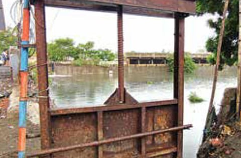 ஓட்டேரி நல்லா கால்வாயில் வரும் வெள்ளமானது, கால்வாயுடன் இணைக்கப்பட்டுள்ள மழைநீர் கால்வாயில் நுழைந்து குடியிருப்பு பகுதிகளுக்கு செல்வதை தடுப்பதற்காக அமைக்கப்பட்டுள்ள கதவணை.