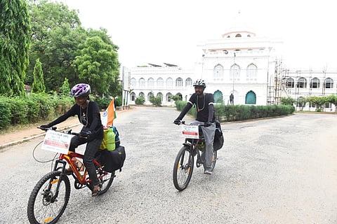 உலக அமைதிக்காக சைக்கிளில் இந்தியா முழுவதும் பயணம் செய்யும் வடமாநில தம்பதியினருக்கு மதுரை காந்தி நினைவு அருங்காட்சியகத்தில் வரவேற்பு அளிக்கப்பட்டது. | படங்கள்: எஸ்.கிருஷ்ணமூர்த்தி
