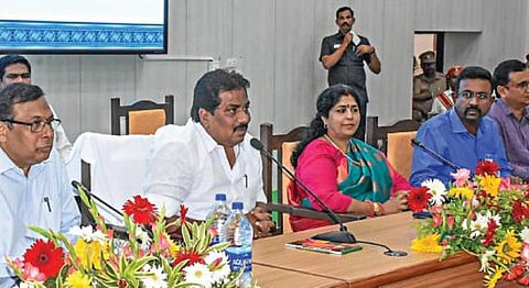 சேலம் ஆட்சியர் அலுவலகத்தில் வணிகவரி மற்றும் பதிவுத்துறை அமைச்சர் மூர்த்தி தலைமையில் மண்டல அளவிலான சீராய்வு கூட்டம் நடைபெற்றது. உடன், துறை செயலர் ஜோதி நிர்மலாசாமி, ஆட்சியர் கார்மேகம், பதிவுத்துறை தலைவர் தினேஷ் பொன்ராஜ் ஆலிவர் உள்ளிட்டோர். 				     படம்: எஸ்.குரு பிரசாத்