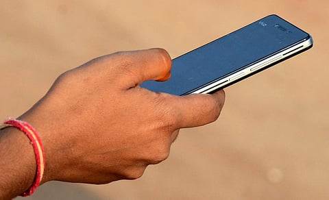 மாணவர் விடுப்பு எடுத்தால் பெற்றோர் செல்போனுக்கு எஸ்எம்எஸ்