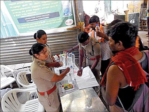 கோவை வெள்ளியங்கிரி மலையடிவாரத்தில், பக்தர்கள் கொண்டுவந்த பிளாஸ்டிக் குடிநீர் பாட்டில்களுக்கு வைப்புத்தொகை பெற்று 'ஸ்டிக்கர்' ஒட்டி அனுப்பிய வனத்துறையினர்.  (கோப்பு படம்)