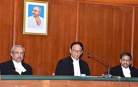 உயர் நீதிமன்ற மதுரை கிளை வரவேற்பு விழாவில் தலைமை நீதிபதி கங்காபுர்வாலா (நடுவில்). உடன் நீதிபதிகள் ஆர்.சுப்பிரமணியன், ஆர்.சுரேஷ்குமார். 