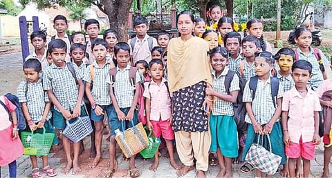 வெளியூர் பள்ளிகளுக்குச் சென்று படிக்கும் திருவேலங்குடி குழந்தைகள்.