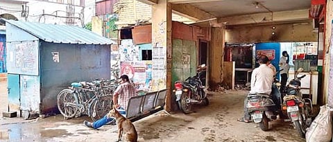 ஆம்பூர் பேருந்து நிலையத்தின் உள்ளே பயணிகள் வந்து செல்லும் பாதையை ஆக்கிரமித்து நிறுத்தி வைக்கப்பட்டுள்ள வாகனங்கள். படம். ந.சரவணன்.