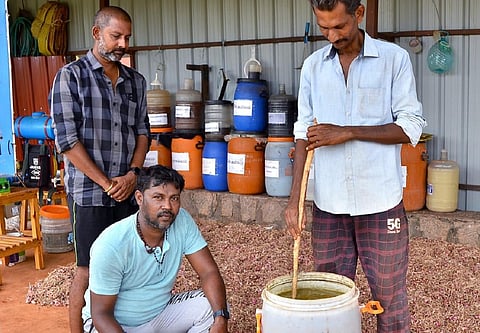 இயற்கை உரம் தயாரிக்கும் பணியில் ஜாபர், பாலாஜி, பிரசாந்த். படம்: நா.தங்கரத்தினம்