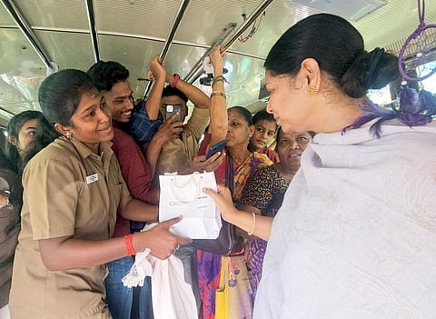 கோவையில் தனியார் பேருந்தில்  பயணித்து பெண் ஓட்டுநருக்கு கைக்கடிகாரம் பரிசளித்து வாழ்த்து தெரிவித்த எம்.பி கனிமொழி. | படம்: ஜெ.மனோகரன்.