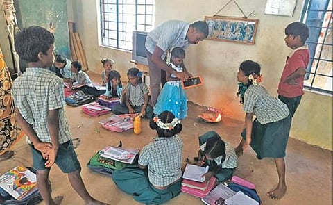 ஊராட்சி ஒன்றிய தொடக்கப்  பள்ளியில் முதல் வகுப்பு சேரும் மாணவி கடவுளை வழிபட்டு படிக்க தொடங்கினார்.