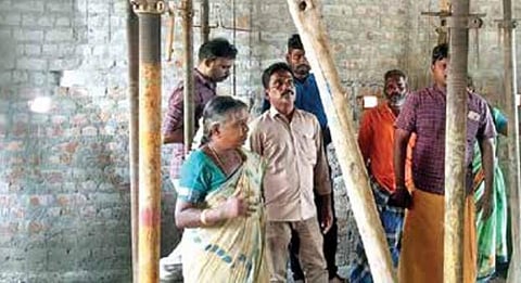 வந்தவாசி அடுத்த எய்ப்பாக்கம் கிராமத்தில் தரமற்று கட்டப்படுவதாக கிராம மக்கள் குற்றஞ்சாட்டிய நிலையில், பள்ளி கட்டிடத்தை நேற்று ஆய்வு செய்த ஊரக வளர்ச்சித்துறை உதவி செயற்பொறியாளர் ஆனந்தி.