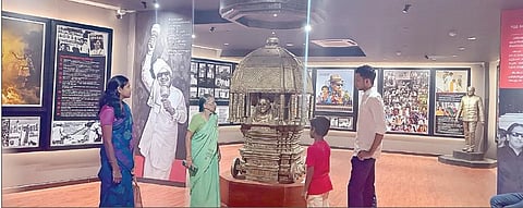 கலைஞர் கோட்டத்தைப் பார்வையிடும் பொதுமக்கள்.