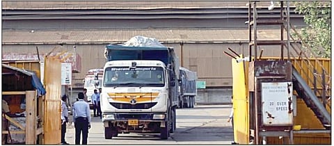 தூத்துக்குடி ஸ்டெர்லைட் ஆலையில் இருந்து ஜிப்சம் கழிவுகளை ஏற்றிக்கொண்டு  செல்லும் லாரிகள்.
