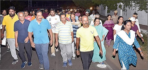 மதுரை ரேஸ்கோர்ஸ் சாலையில் நேற்று அதிகாலை நடைப்பயிற்சி மேற்கொண்ட அமைச்சர்கள் மா.சுப்பிரமணியன், பி.மூர்த்தி, ஆட்சியர் சங்கீதா மற்றும் அதிகாரிகள்.