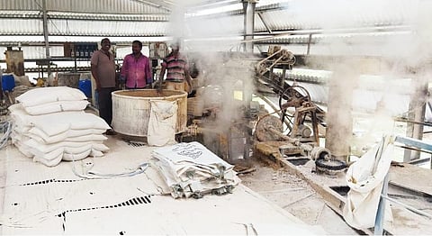 மேட்டூர் அணை சிட்கோவில் தொழிலாளர்கள் உரம் தயாரிக்கும் பணியில் ஈடுபட்டுள்ளனர்.