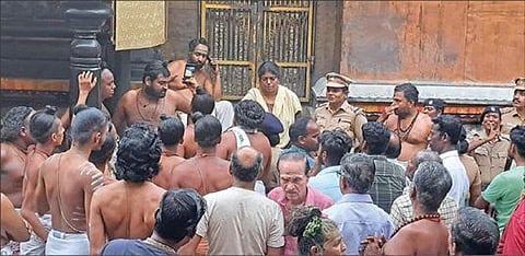 சிதம்பரம் நடராஜர் கோயிலில் தில்லை அம்மன் கோயில் செயல் அலுவலர் சரண்யாவை முற்றுகையிட்டு வாக்கு வாதத்தில் ஈடுபட்ட தீட்சிதர்கள்.