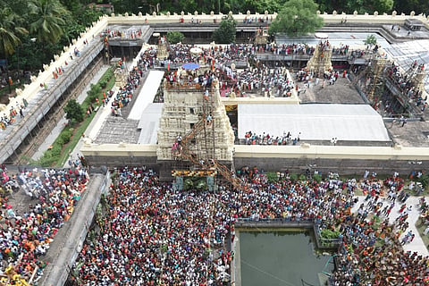 வேலூர் கோட்டையில் உள்ள ஸ்ரீ ஜலகண்டேஸ்வரர் திருக்கோயில் மகா கும்பாபிஷேகம் இன்று நடைபெற்றது. ஸ்ரீ புரம் ஸ்ரீ சக்தி அம்மா முன்னிலையில் கோயில் ராஜகோபுரத்தில் உள்ள கலசங்களுக்கு புனித நீர் ஊற்றப்பட்டது. | படங்கள்: வி.எம்.மணிநாதன்.