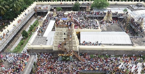 வேலூர் கோட்டையில் உள்ள ஜலகண்டேஸ்வரர் கோயில் குடமுழுக்கு விழா நேற்று நடைபெற்றது. இதில், திரளான பக்தர்கள் கலந்து கொண்டு கோபுர தரிசனம் செய்தனர். படம்: வி.எம்.மணிநாதன்.﻿﻿