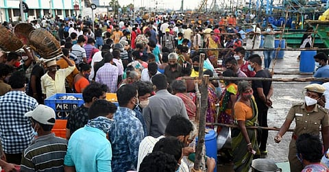காசிமேட்டில் பெரிய மீன்களின் வரத்து அதிகரிப்பு: விலை குறையாததால் மக்கள் ஏமாற்றம்