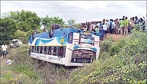 திருச்சி மாவட்டம் மணப்பாறையை அடுத்த கல்கொத்தனூர் பிரிவு சாலை அருகே விபத்துக்குள்ளாகி சாலையோர பள்ளத்தில் தலைகீழாக கவிழ்ந்து கிடக்கும் அரசுப் பேருந்து மற்றும் கார்.
