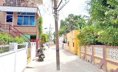 கடலூரில் சாலையின் நடுவில் மின் கம்பங்கள்: பொதுமக்கள் கடும் அவதி