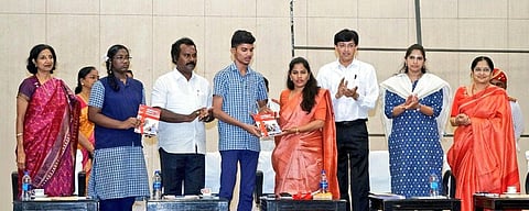 வழிகாட்டி நிகழ்ச்சியை தொடங்கி வைத்த மேயர்