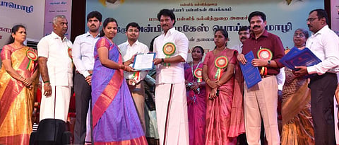 கோவையில் இன்று நடைபெற்ற நிகழ்ச்சியில் தனியார்‌ பள்ளிகளுக்கு அங்கீகார ஆணைகளை வழங்கிய பள்ளிக் கல்வித் துறை அமைச்சர் அன்பில் மகேஸ் பொய்யாமொழி.