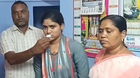 பொறியியல் படிப்புக்கான தர வரிசை பட்டியலில் 7.5 சதவீத இடஒதுக்கீட்டின் கீழ் மாநில அளவில் முதலிடம் பெற்ற தருமபுரி மாவட்ட மாணவி மகாலட்சுமி தன் பெற்றோருடன்.