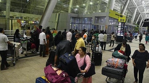 டெல்லி செல்லும் விமானம் தாமதம்: விமான நிலையத்தில் பயணிகள் போராட்டம்