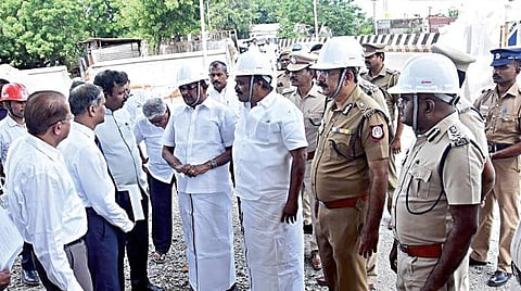 புழல் பெண்கள் தனி சிறை அருகே நடந்து வரும் ஃப்ரீடம் பெட்ரோல்
விற்பனை நிலைய கட்டுமான பணியை நேற்று சட்டத்துறை அமைச்சர் ரகுபதி நேரில் பார்வையிட்டு, ஆய்வு செய்தார். உடன், சிறைகள், சீர்திருத்தப் பணிகள் துறை தலைமை இயக்குநர் அமரேஷ் புஜாரி உள்ளிட்டோர்.