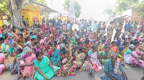சாலை மறியல் போராட்டத்தில் ஈடுபட்ட பொதுமக்கள்