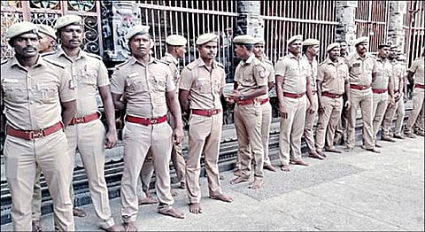 சிதம்பரம் நடராஜர் கோயிலில் குவிக்கப்பட்டுள்ள போலீஸார்.