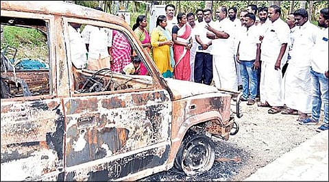 பாதிக்கப்பட்ட பொன்னம்பலம் குடும்பத்தினருக்கு ஆறுதல் கூறிய அதிமுக முன்னாள் அமைச்சர் ஆர்பி. உதயகுமார் மற்றும் கட்சியினர்.