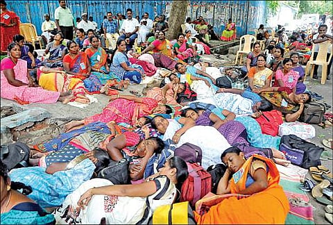 காலமுறை ஊதியம், ஓய்வூதியம் உள்ளிட்ட பல்வேறு கோரிக்கைகளை வலியுறுத்தி, தமிழ்நாடு சத்துணவு ஊழியர் சங்கம் சார்பில், சென்னை சேப்பாக்கத்தில் 2-வது நாளாக பட்டினிப் போராட்டத்தில் ஈடுபட்ட சத்துணவு ஊழியர்கள்.படம்: ம.பிரபு