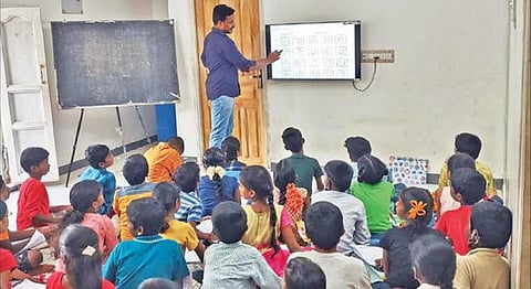 நவோதயா நுழைவுத்தேர்வுக்காக வீட்டில் பயிற்சி தரும் அரசு பள்ளி ஆசிரியர் சசிகுமார்.