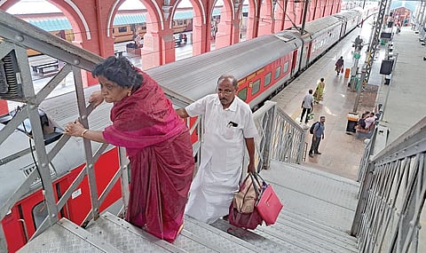 சென்னை எழும்பூர் ரயில் நிலையத்தின் 6 மற்றும் 7-வது நடைமேடைகளில் நகரும் மின்சார ஏணி (எஸ்கலேட்டர்) செயல்படாததால், மூச்சு வாங்க படிக்கட்டுகளில் சுமைகளுடன் சிரமத்துடன் ஏறிச்செல்லும் முதியோர். படம்: டி.செல்வகுமார்