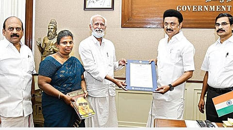 சமூக சேவகரான `பாலம்' பா.கலியாணசுந்தரத்தின் சமூக சேவையை பாராட்டி  கவுரவிக்கும் வகையில், தமிழ்நாடுநகர்ப்புற வாழ்விட மேம்பாட்டு வாரியத்தின் சென்னை, திருமங்கலம் என்.வி.என். நகர் திட்டப் பகுதியில் குடியிருப்பு ஒன்றை ஒதுக்கீடு செய்து, அதற்கான ஆணையை முதல்வர் மு.க.ஸ்டாலின் வழங்கினார். தலைமைச் செயலகத்தில்நடைபெற்ற இந்நிகழ்ச்சியில் அமைச்சர் தா.மோ.அன்பரசன், தலைமைச் செயலர் வெ.இறையன்பு, தமிழ்நாடு நகர்ப்புற வாழ்விட மேம்பாட்டு வாரியத்தின் மேலாண்மை இயக்குநர் பொ.சங்கர் ஆகியோர் உடனிருந்தனர்.