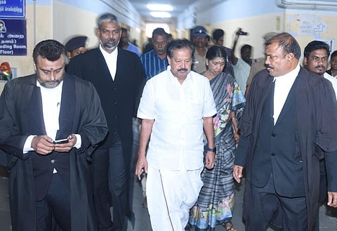 வேலூர் மாவட்ட முதன்மை அமர்வு நீதிமன்றத்திலிருந்து வெளியே வந்த அமைச்சர் பொன்முடி, அவரது மனைவி விசாலாட்சி. படம்: வி.எம்.மணிநாதன்