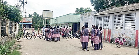 திருக்காலிமேடு அரசு உயர்நிலைப் பள்ளியையொட்டி உள்ள சாலையில் தடுப்புகள்
அமைத்து உடற்பயிற்சி வகுப்பு மேற்கொள்ளப்படுகிறது.