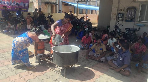 பட்டுக்கோட்டையில் நகராட்சி தூய்மைப் பணியாளர்கள் கஞ்சித் தொட்டி போராட்டம்