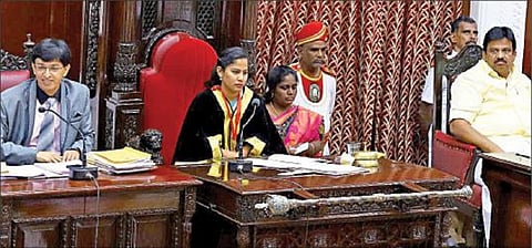 சென்னை மாநகராட்சி மன்றக் கூட்டம் ரிப்பன் மாளிகையில் நேற்று நடைபெற்றது. இதில் பங்கேற்ற மேயர் ஆர்.பிரியா, ஆணையர் ஜெ.ராதாகிருஷ்ணன், துணை மேயர் மகேஷ்குமார். படம்: ம.பிரபு