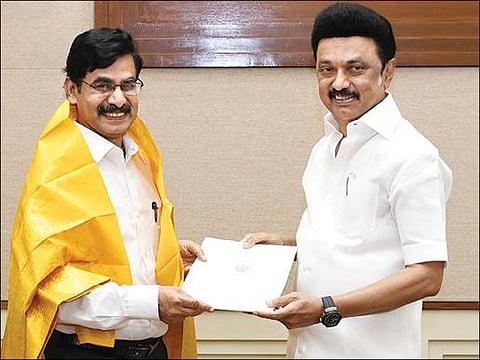 தலைமைச் செயலாளர் வெ.இறையன்பு நேற்று பணி ஓய்வு பெற்றார். இதையொட்டி அவருக்கு சால்வை அணிவித்து, பணிப் பாராட்டு கடிதம் வழங்கிய முதல்வர் மு.க.ஸ்டாலின்.