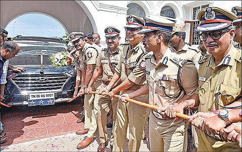 ஆற்றல்களையும், திறமைகளையும் வளர்த்துக் கொண்டால்  பதவிகள் நம்மை தேடி வரும்.